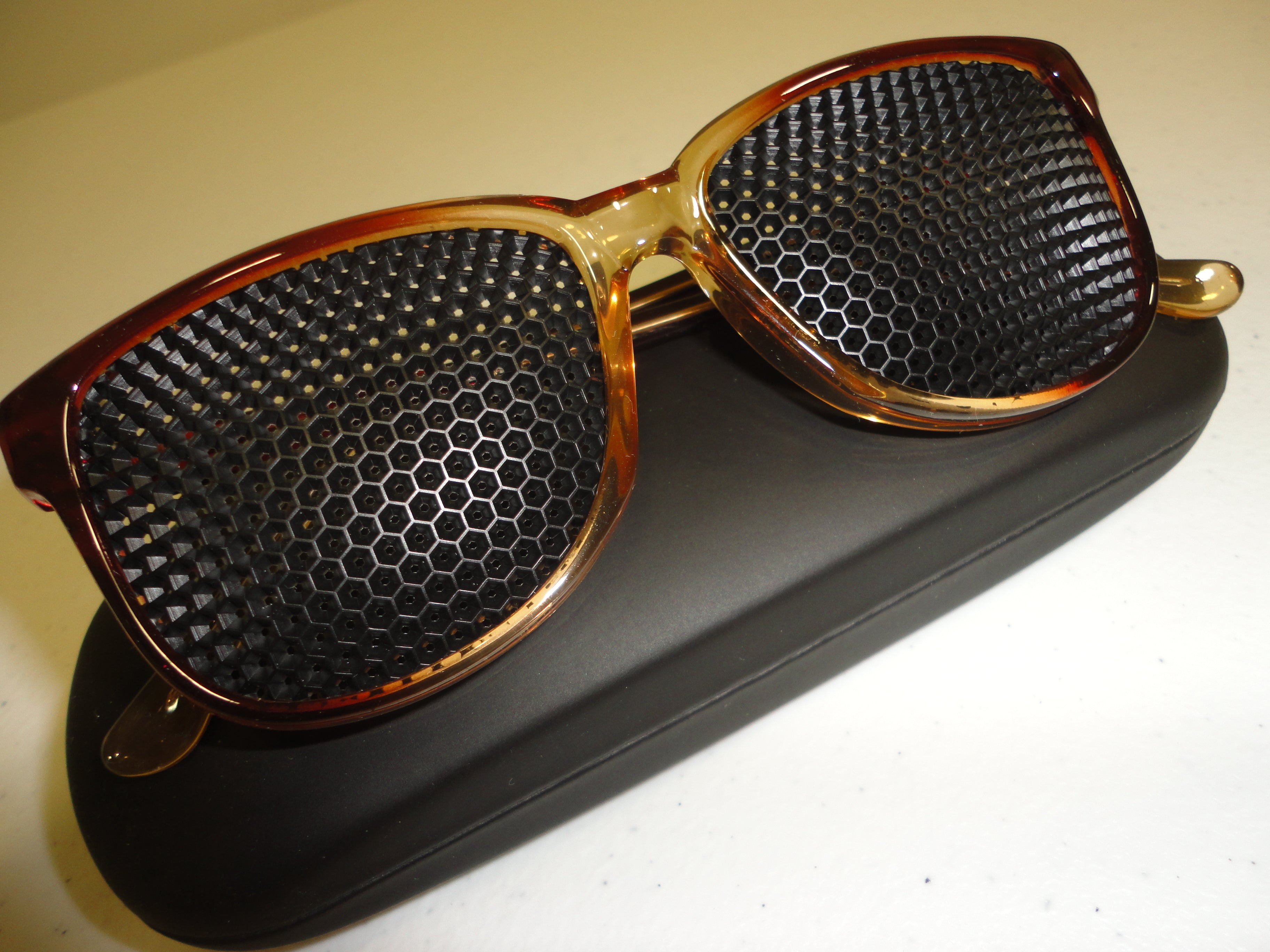 ¿Cómo funcionan las gafas reticulares? – Pinhole Glasses